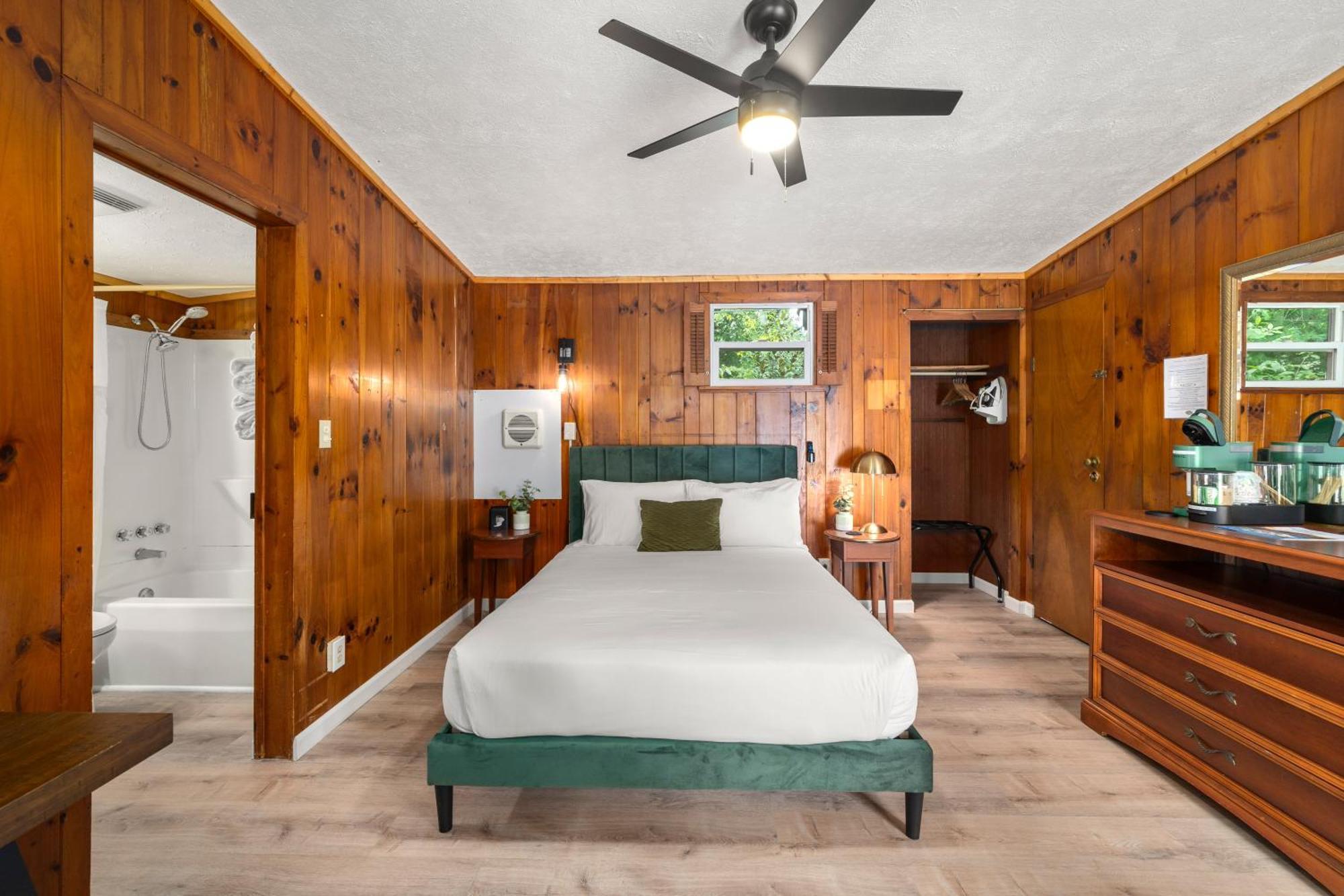 Cedarwood Inn 亨德森维尔 外观 照片