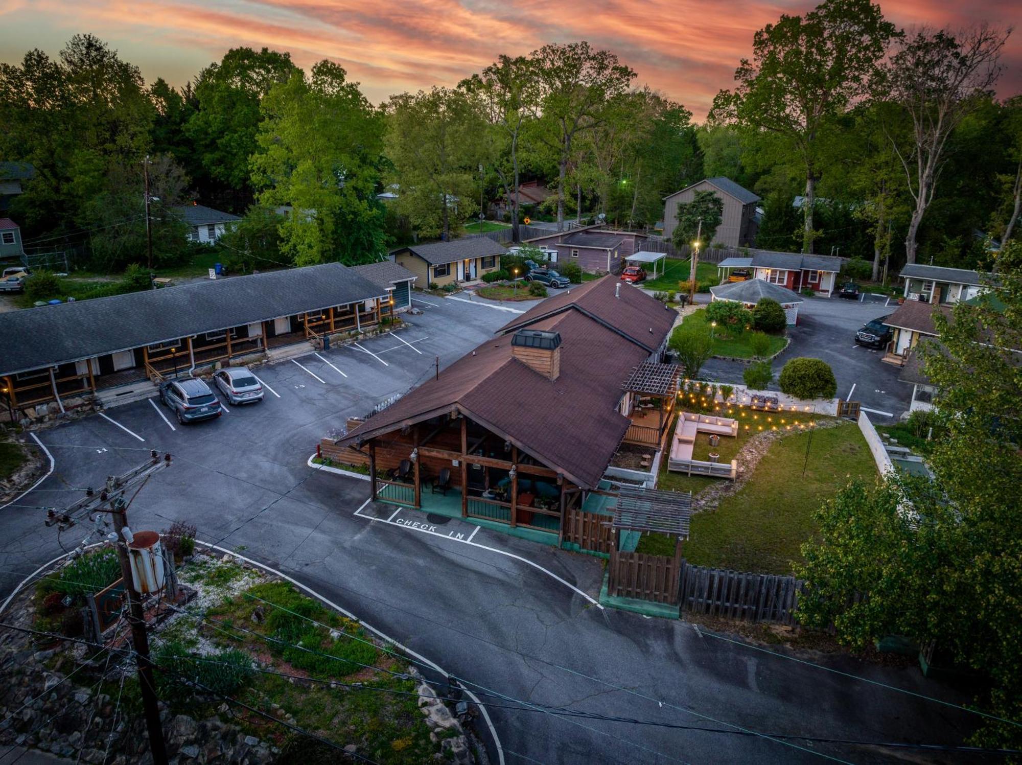 Cedarwood Inn 亨德森维尔 外观 照片